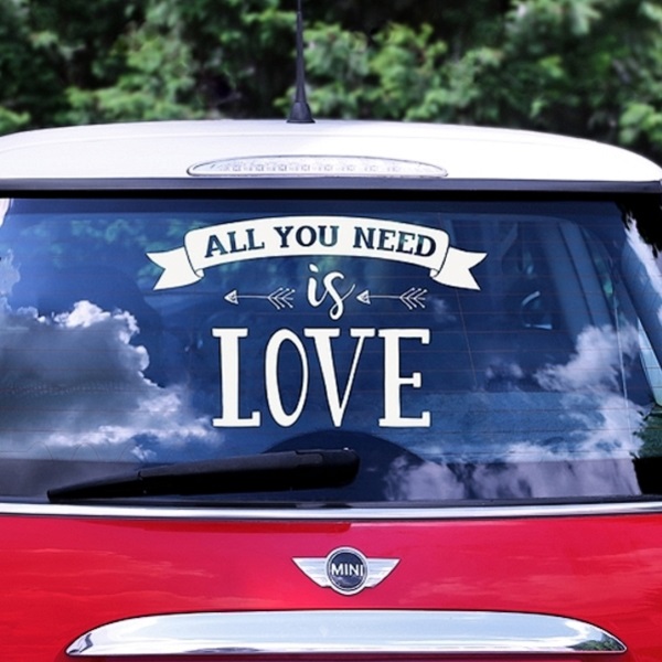 SAMOLEPKA na auto All you need is love b�l� 33x45cm